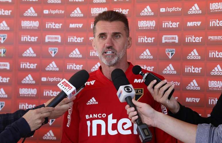 Vagner Mancini atendeu os jornalistas que estão acompanhando o Tricolor nos Estados Unidos (Rubens Chiri/saopaulofc.net)