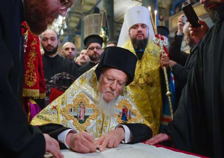 O patriarca ecumênico de Constantinopla, Bartolomeu, assina a autocefalia da Igreja Ortodoxa da Ucrânia