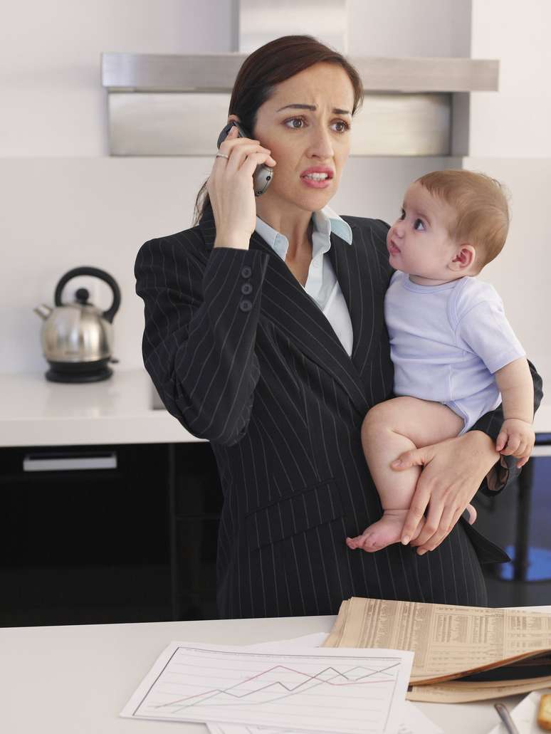 Pesquisa com base em dados do IBGE mostra que mulheres brasileiras ganham menos à medida que têm filhos