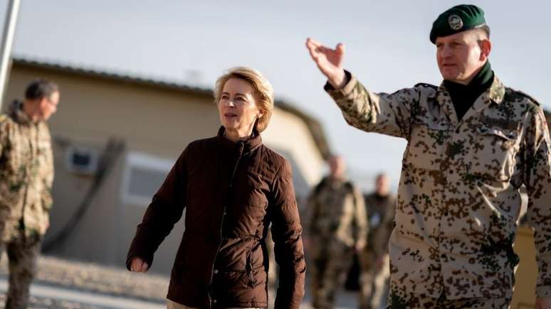 A ministra de Defesa Ursula von der Leyen visitou as forças alemãs no Afeganistão em dezembro