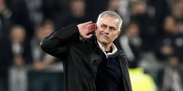 José Mourinho provoca a torcida da Juventus em jogo contra o United pela Liga dos Campeões (Foto: Reprodução)