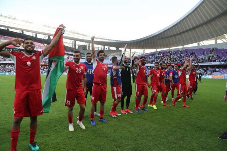 Jogadores da Jordânia comemoram o resultado com os torcedores presentes no estádio (Foto: Divulgação/AFC)