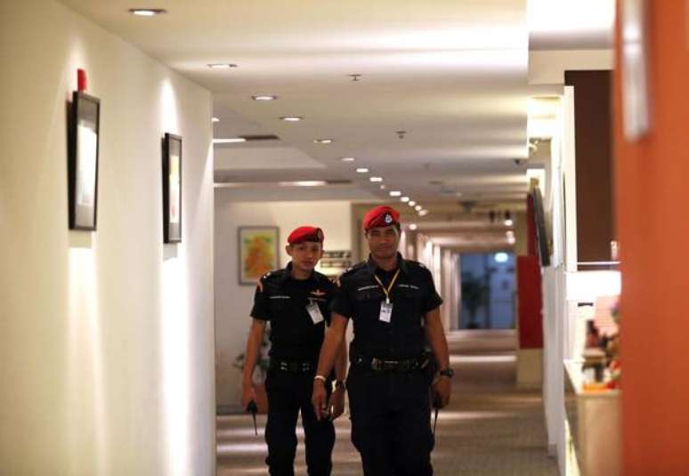 Policiais da Tailândia tentam tirar jovem saudita de quarto de hotel