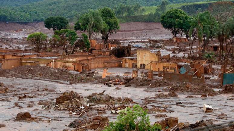 Cr&iacute;ticos &agrave;s privatiza&ccedil;&otilde;es atribuem epis&oacute;dios como o desastre de Mariana, causado pelo rompimento de barragem da Samarco em MG, &agrave; busca por maximiza&ccedil;&atilde;o do lucro pela iniciativa privada, que deixaria em segundo plano fatores como a seguran&ccedil;a dos empreendimentos