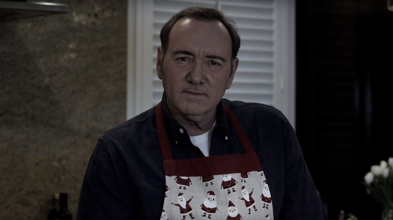 Kevin Spacey postou no Natal um vídeo peculiar no estilo de seu personagem de 'House of Cards'