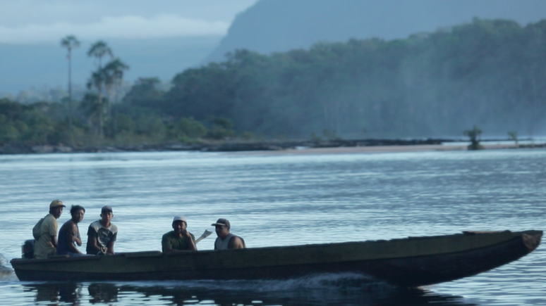 A curiara (foto) &eacute; o barco t&iacute;pico dos &iacute;ndigenas pemones