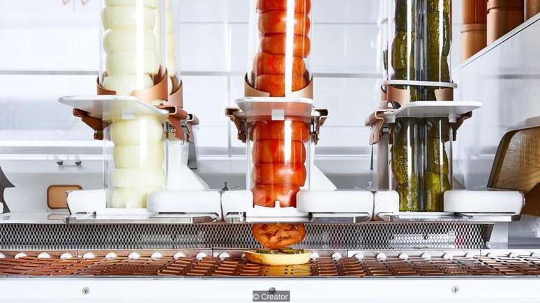 Rob&ocirc;s fazem de tudo: desde moer a carne e moldar os hamb&uacute;rgueres at&eacute; fatiar tomates, ralar queijo e colocar mostarda