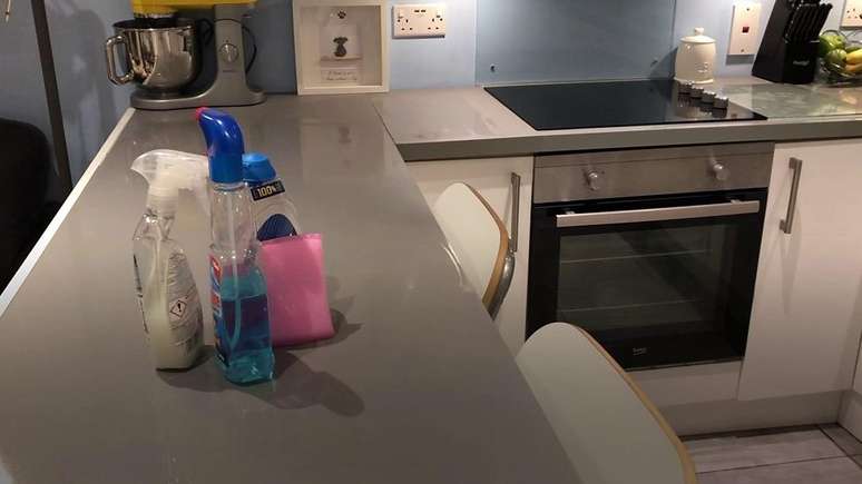 Limpar a casa ajuda a combater o estresse, dizem os 'influencers' da limpeza