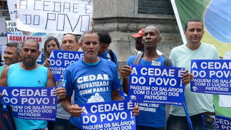 Manifestantes contr&aacute;rios &agrave; proposta de privatiza&ccedil;&atilde;o da empresa de saneamento do Rio de Janeiro, a Cedae: tema divide opini&otilde;es