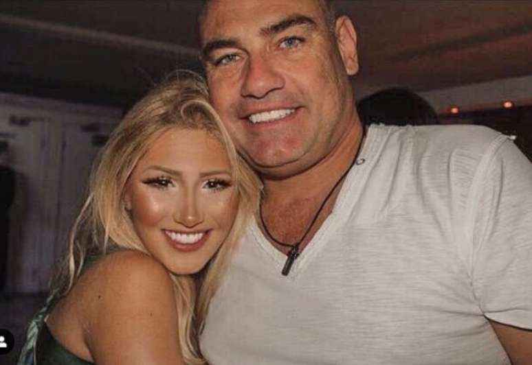 Alexia ao lado do pai, o empres&aacute;rio Marcelo Hahn