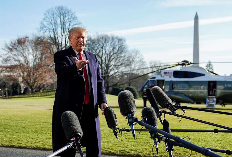Presidente dos EUA, Donald Trump, concede entrevista ao retornar de Camp David para a Casa Branca 06/01/2019 REUTERS/Joshua Roberts