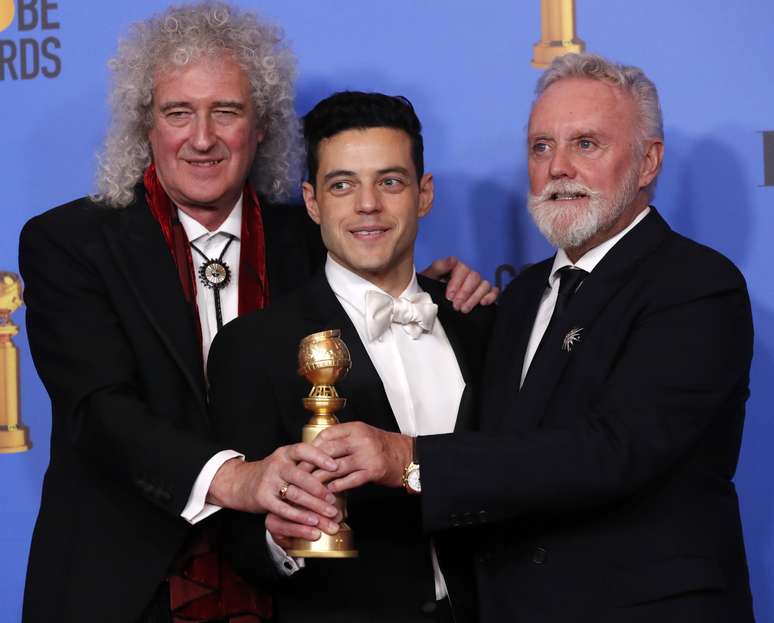 Rami Malek posa com estatueta do Globo de Ouro ao lado de Brian May e Roger Taylor 06/01/2017 REUTERS/Mario Anzuoni