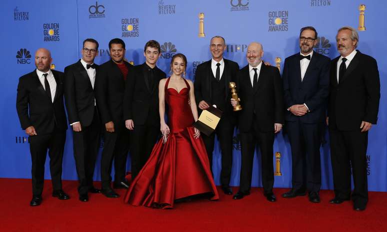 Elenco e equipe de "The Americans" posam com estatueta do Globo de Ouro 06/01/2019 REUTERS/Mario Anzuoni