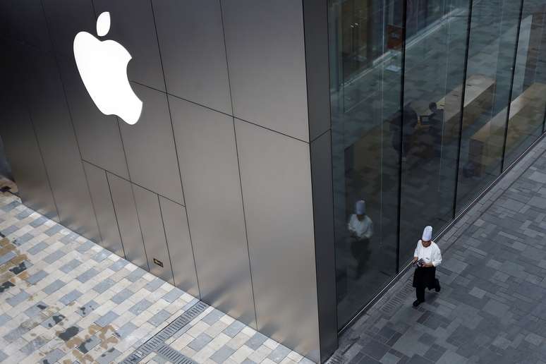 Homem passa em frente a loja da Apple em Pequim