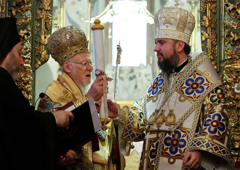 Patriarca Bartholomeu I entrega o Tomos, decreto que garante a independ&ecirc;ncia da Igreja Ortodoxa Ucraniana, ao metropolitano Epif&acirc;nio, em catedral em Istambul
06/01/2019
REUTERS/Murad Sezer