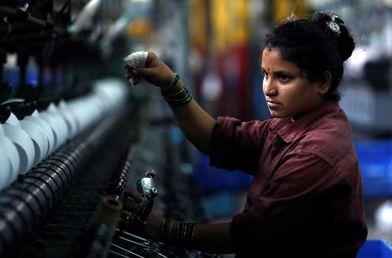 Mulher trabalha em confecção em Mumbai
08/03/2018 REUTERS/Francis Mascarenhas