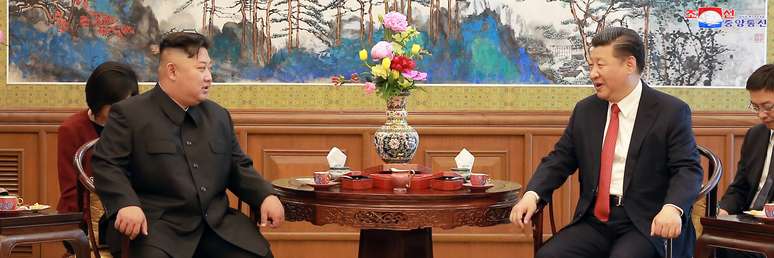 Presidente chinês, Xi Jinping, e líder norte-coreano, Kim Jong-un, durante encontro emm Pequim em junho de 2018
20/06/2018 North Korea's Korean Central News Agency. KCNA via REUTERS