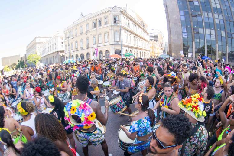 Foliões participam da Abertura Não Oficial do Carnaval do Rio, na região da Praça XV no Rio de Janeiro (RJ), neste domingo (06)