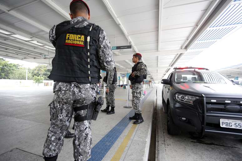 Movimentação de agentes da Força Nacional de Segurança no Terminal de Passageiros de Messejana em Fortaleza (CE), neste domingo (06)