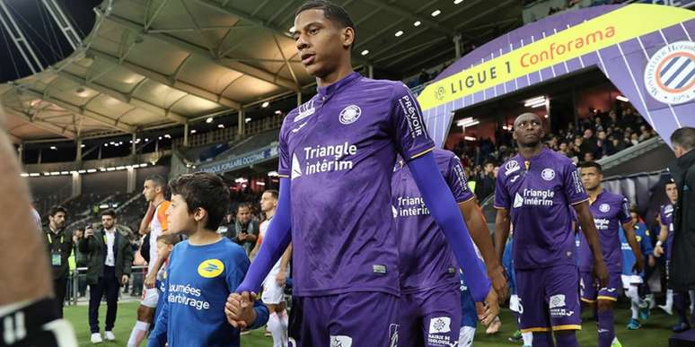 Barcelona perto de acertar com zagueiro de 19 anos do Toulouse (Foto: Reprodução/Twitter)