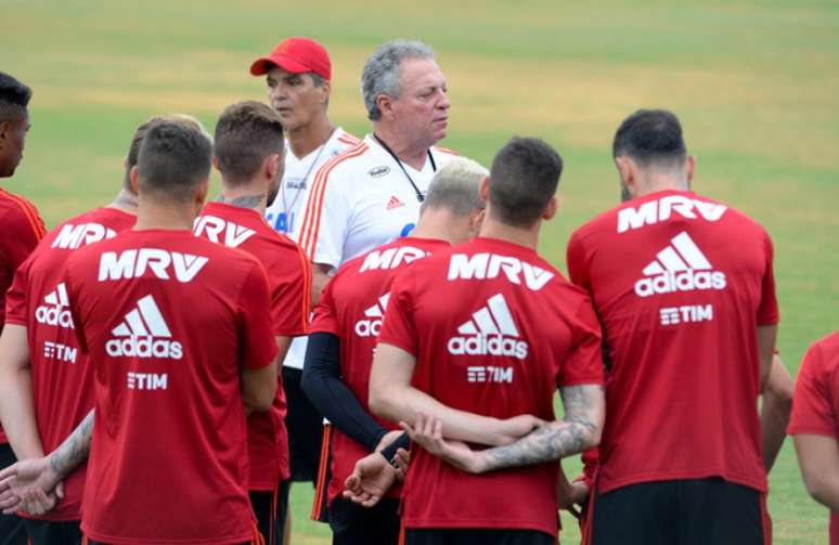 Abel Braga conversa com os jogadores rubro-negros (Alexandre Vidal / Flamengo)