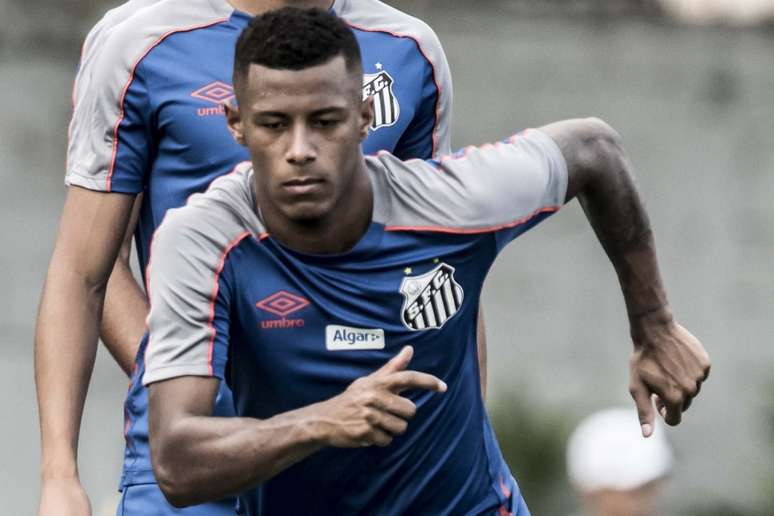 Arthur Gomes tem participado da pré-temporada do Santos e espera cavar espaço no time (Foto: Ivan Storti/Santos)