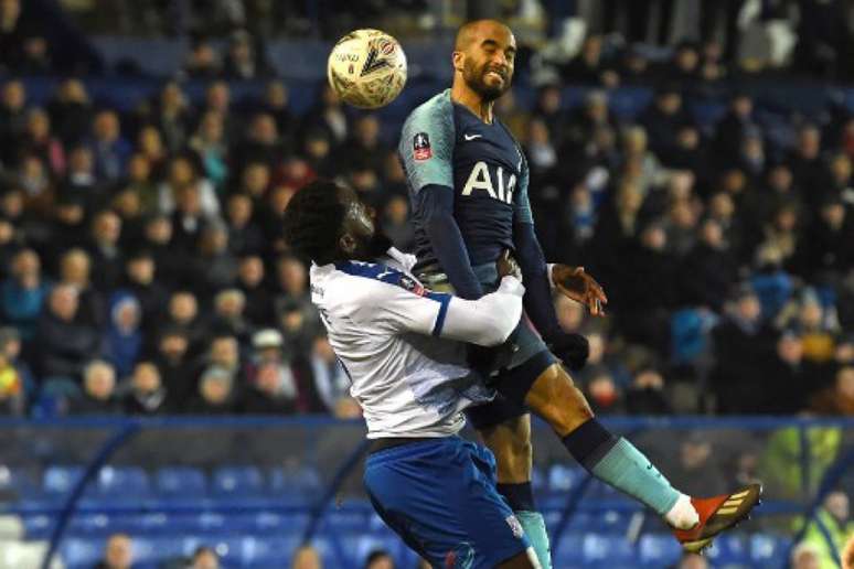 Lucas Moura em ação contra o Tranmere, pela Copa da Inglaterra (Foto: Paul Ellis / AFP)