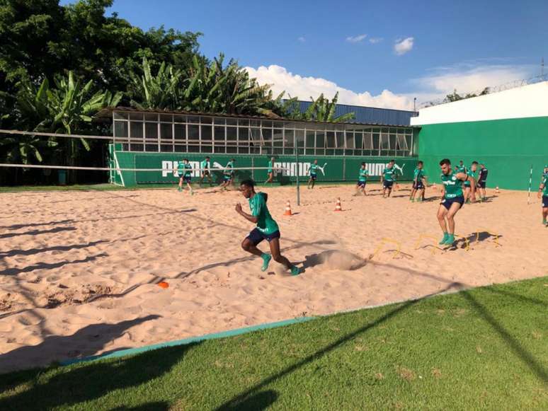 Jogadores do Palmeiras durante o treino desta tarde, na Academia de Futebol (Foto: Thiago Ferri)