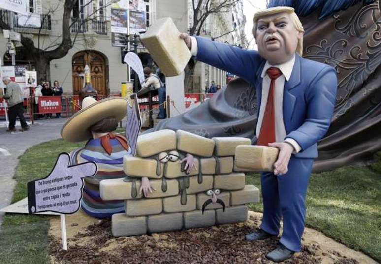 Boneco ironiza proposta de Trump de construir muro na fronteira mexicana