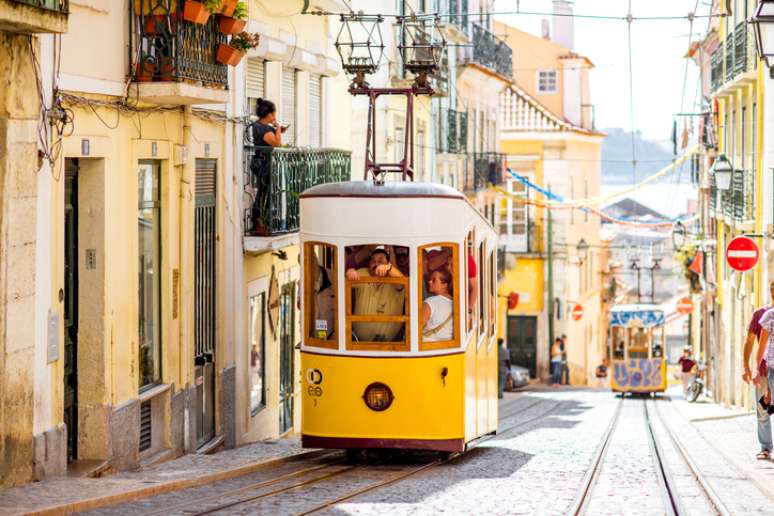 Famoso funicular amarelo, na Rua Bica, em Lisboa, Portugal