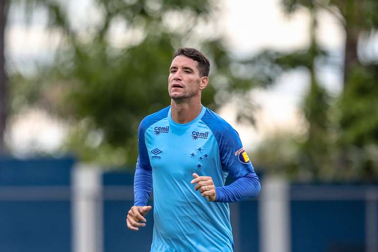 Thiago Neves renovou com o Cruzeiro até 2020