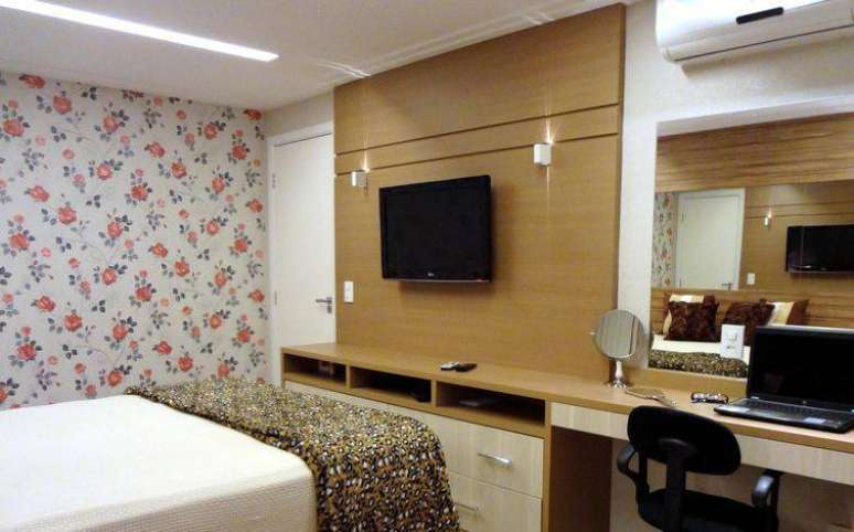 21. Em um ambiente neutro, o papel de parede pode ser destaque. Projeto de Marli Rodrigues