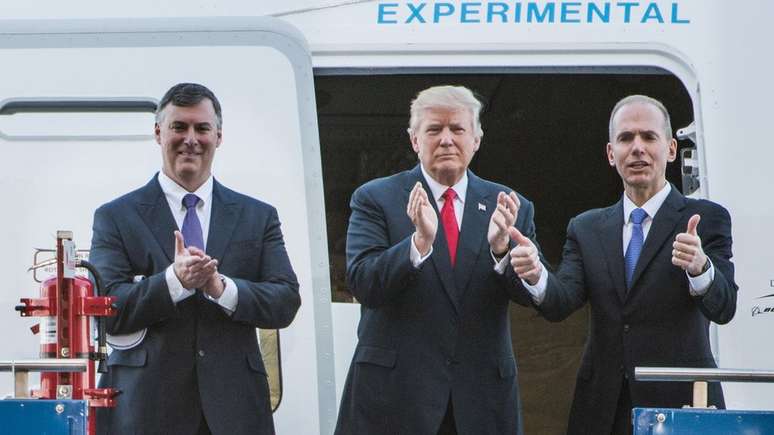 Dennis Muilenburg (&agrave; dir), CEO da Boeing, negociou pessoalmente com Trump a compra de novos avi&otilde;es da frota Air Force One
