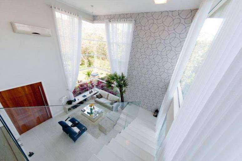 23. No projeto de Archdesign Studio, o papel de parede ocupa um espa&ccedil;o amplo, se tornando destaque na decora&ccedil;&atilde;o