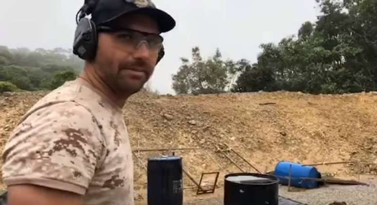 O deputado federal Eduardo Bolsonaro, filho do presidente da República, testa sua nova pistola em um clube de tiros no Rio; Eduardo se tornou um 'rosto público' da família pela liberação de armas