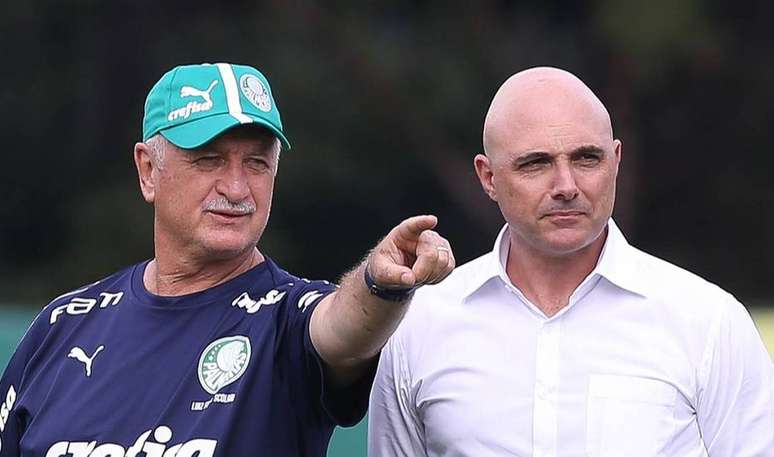 Felipão e o presidente do Palmeiras, Mauricio Galiotte, observam treino na Academia de Futebol