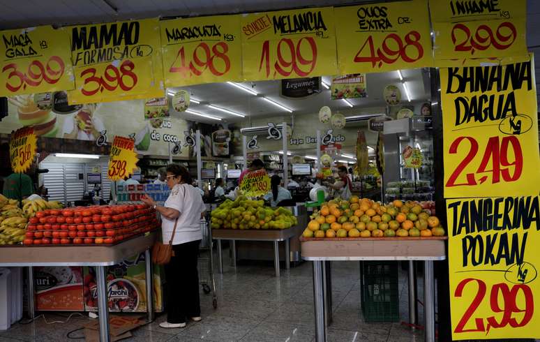 
Consumidora faz compras em mercados no Rio de Janeiro
10/05/2017
REUTERS/Ricardo Moraes