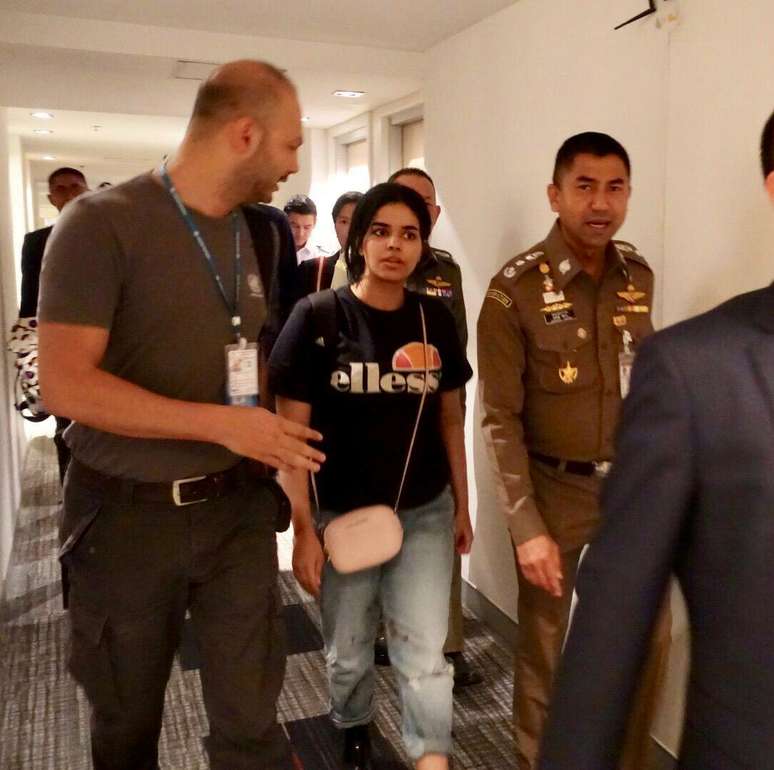Jovem saudita Rahaf Mohammed al-Qunun caminha ao lado de autoridades imigrat&oacute;rias da Tail&acirc;ndia dentro do aeroporto de Bangcoc
07/01/2019
Pol&iacute;cia de Imigra&ccedil;&atilde;o da Tail&acirc;ndia via REUTERS