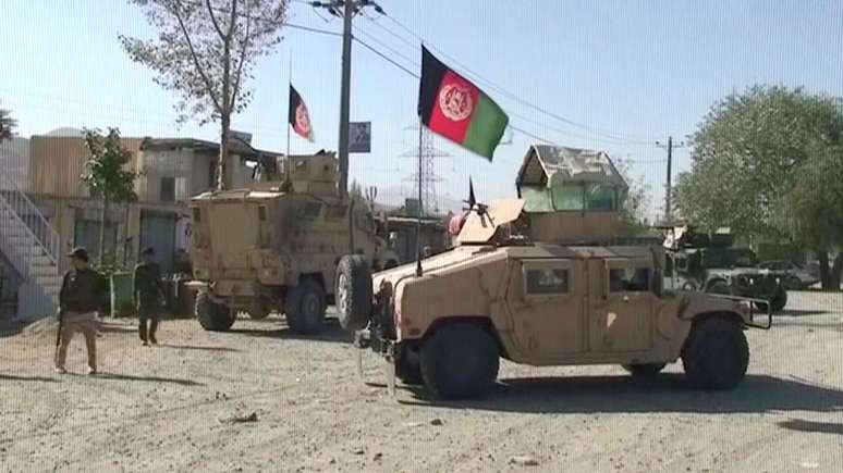 Veículos de segurança em local alvo de ataque do Taliban no Afeganistão 07/10/2018 Reuters TV/via REUTERS