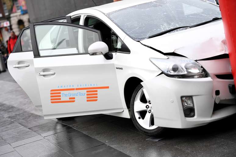 Carro acidentado durante apresentação para mídia de programa Grand Tour, no centro de Londres 15/11/2016 REUTERS/Dylan Martinez