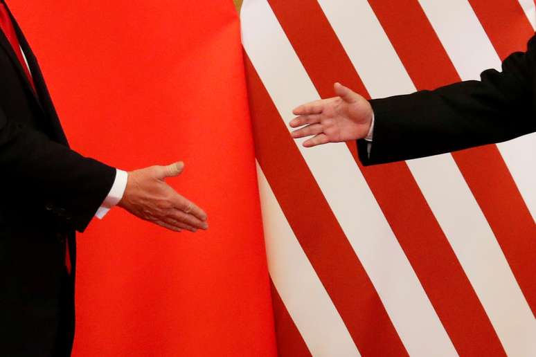 Presidente dos EUA, Donald Trump, e o presidente da China, Xi Jinping, apertam as mãos apósdeclarações conjuntas no Grande Salão do Povo em Pequim, China. 9/11/2017 REUTERS/Damir Sagolj