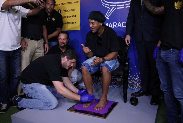 Ronaldinho Ga&uacute;cho deixa marca de seus p&eacute;s na Cal&ccedil;ada da Fama do Maracan&atilde;
08/01/2019 REUTERS/Pilar Olivares