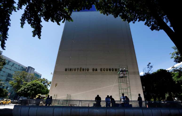 Funcion&aacute;rios instalam placa de identifica&ccedil;&atilde;o do Minist&eacute;rio da Economia no antigo pr&eacute;dio do Minist&eacute;rio do Trabalho e Emprego 3/01/ 2019. REUTERS/Adriano Machado