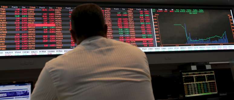 Operador monitora painel de cotações da bolsa paulista. 10/09/2015. REUTERS/Paulo Whitaker.