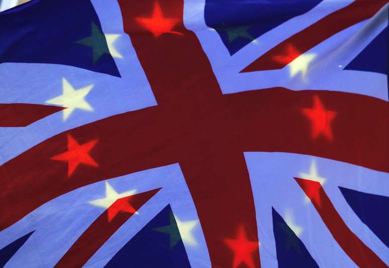 Um símbolo da União Europeia é vista atrás de bandeira da Grã-Bretanha. 
7/01/2019. REUTERS/ Phil Noble