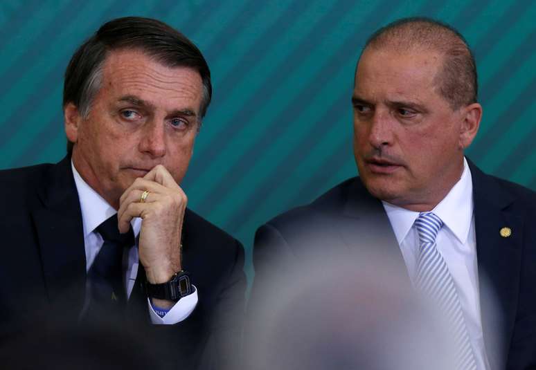 Presidente Jair Bolsonaro e ministro da Casa Civil, Onyx Lorenzoni, durante cerimônia em Brasília