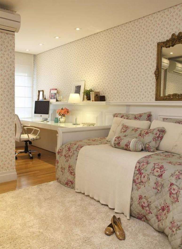 31. O papel de parede para quarto escolhido no projeto de AR Arquitetura &eacute; delicado e complementa perfeitamente a decora&ccedil;&atilde;o do ambiente