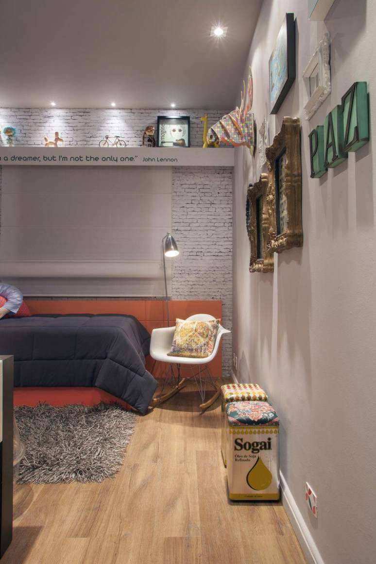 8. Como colocar papel de parede com textura de tijolo aparente pode levar personalidade ao ambiente. Projeto: Sartori Design