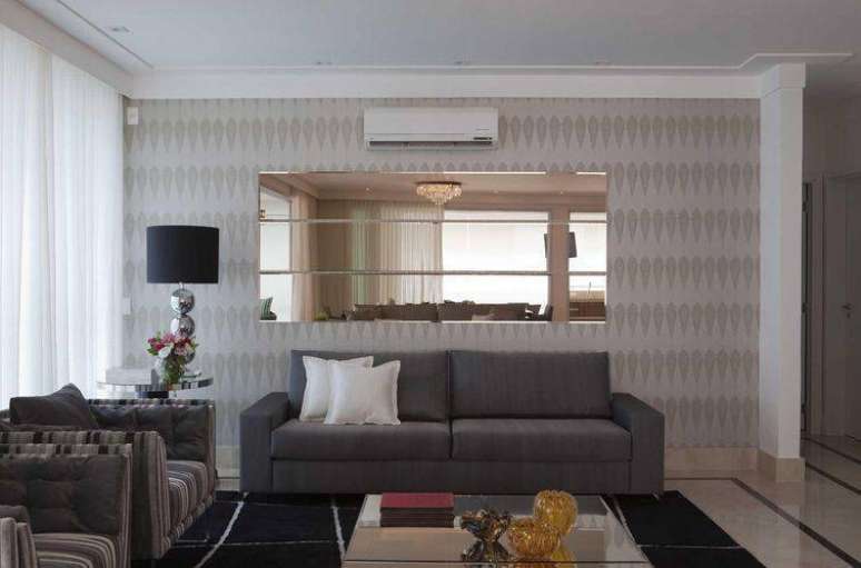 9. Este papel de parede neutro combina bem com o ambiente projetado por Erica Salguero