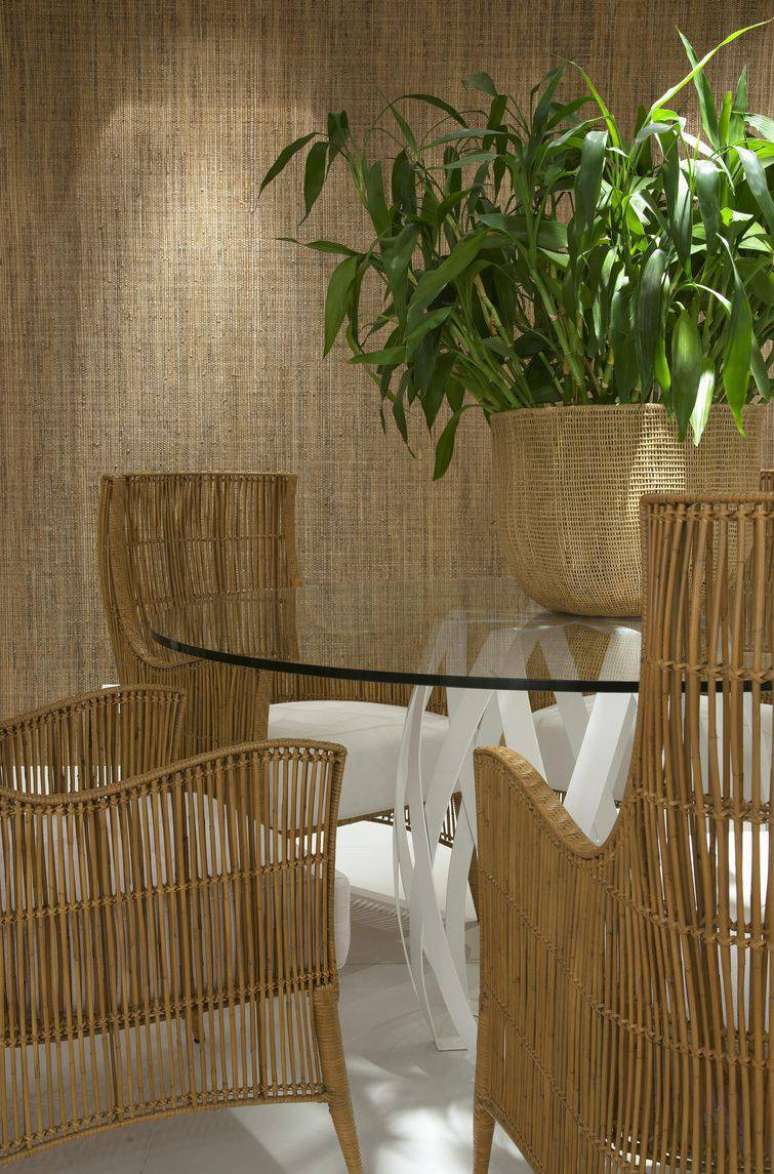 10. Nesta sala projetada por Beto Galvez e Norea de Vitto, o papel de parede &eacute; um destaque